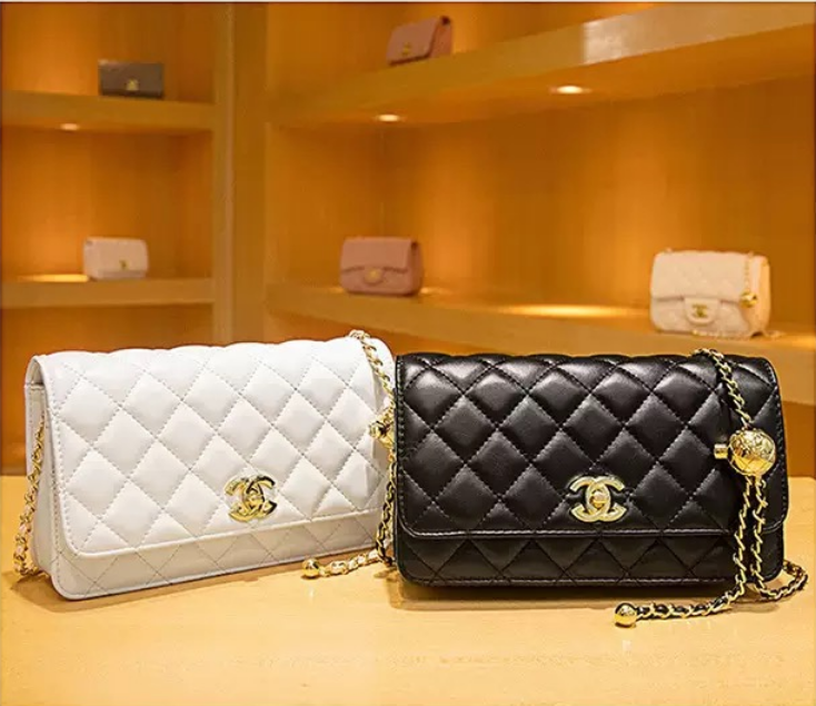 Wallet On Chain Shiny Lambskin Pearls Gold Tone Metal